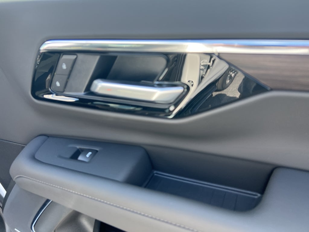 2025 Chevrolet Suburban LT